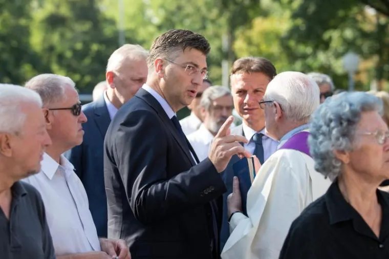 JURE RADIĆ POKOPAN NA MIROGOJU: Do&scaron;li poznati HDZ-ovci, Bozanić vodio misu, Plenković održao govor