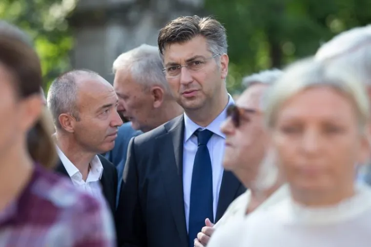 JURE RADIĆ POKOPAN NA MIROGOJU: Do&scaron;li poznati HDZ-ovci, Bozanić vodio misu, Plenković održao govor