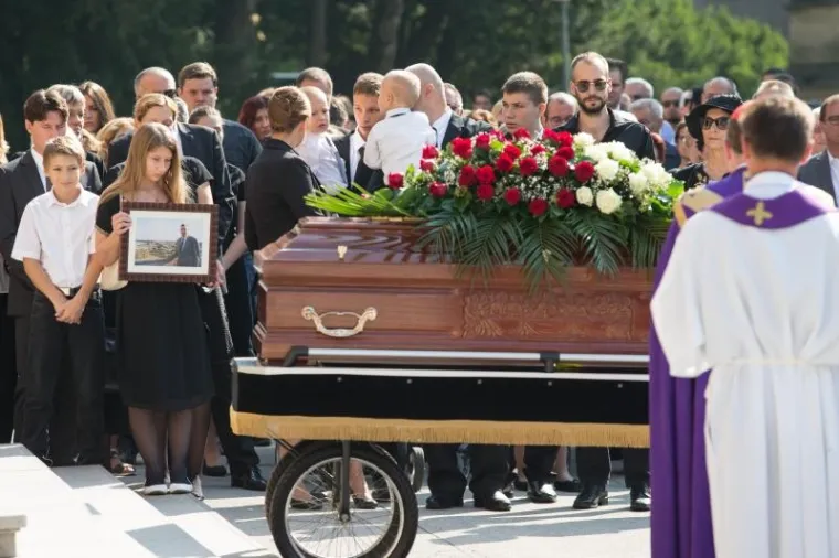 JURE RADIĆ POKOPAN NA MIROGOJU: Do&scaron;li poznati HDZ-ovci, Bozanić vodio misu, Plenković održao govor