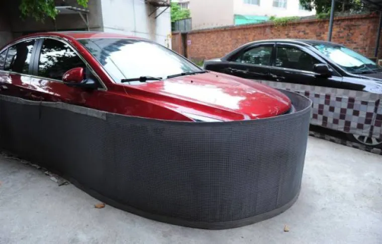 POGODITE ČEMU SLUŽE! Na društvenim mrežama osvanuli prizori automobila u 'suknjama'