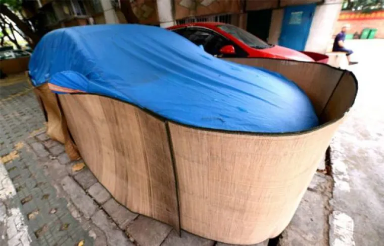 POGODITE ČEMU SLUŽE! Na društvenim mrežama osvanuli prizori automobila u 'suknjama'