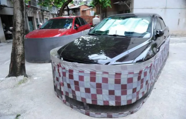 POGODITE ČEMU SLUŽE! Na društvenim mrežama osvanuli prizori automobila u 'suknjama'