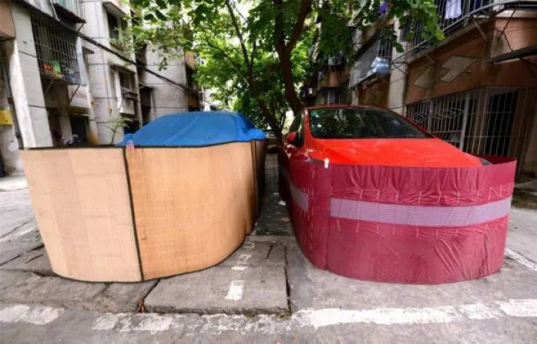 Naime, u kineskoj provinciji Nanning došlo je do prave invazije štakora pa su vozači počeli stavljati 'suknje' na svoje automobile kako bi ih zaštitili od nametnika koji grizu sve žice kojih se dokopaju.