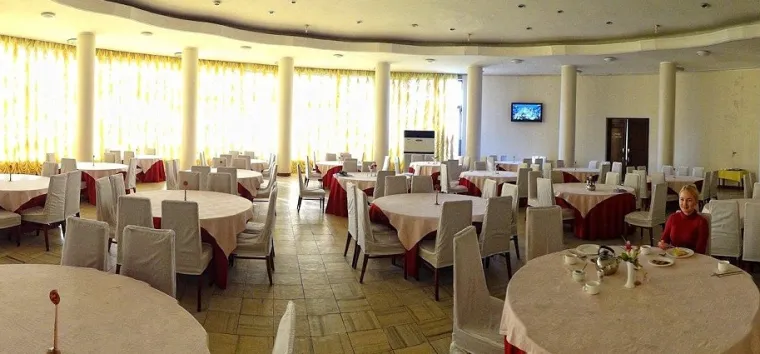 Fotografija restorana otkriva mnogo praznih stolova. Nije jasno kakav vidik hotel nudi