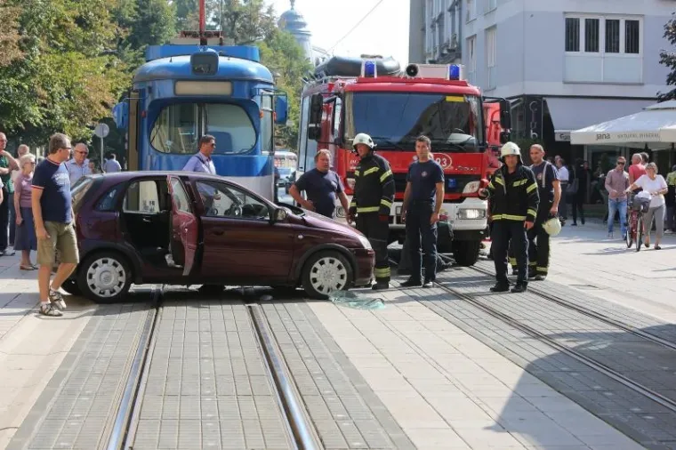 U Kapucinskoj ulici u sredi&scaron;tu Osijeka tramvaj je naletio na automobil u kojem su bile dvije trudnice.
