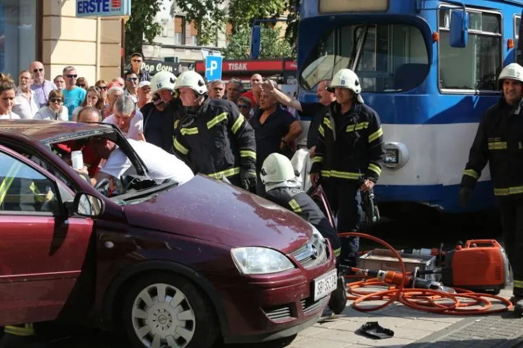 Svjedoci kažu da je osobno vozilo oduzelo prednost tramvaju, ali i da se tramvaj kretao velikom brzinom.
