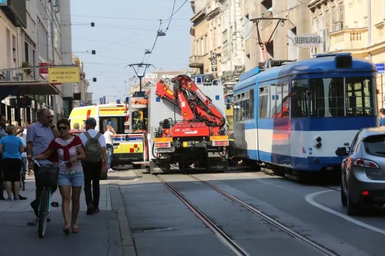 U sudaru tramvaja i automobila ozlijeđene dvije trudnice
