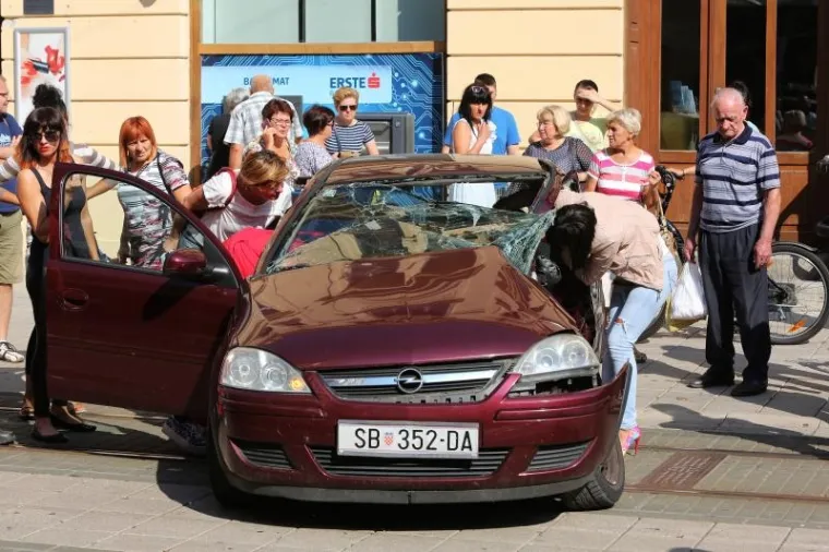 U sudaru tramvaja i automobila ozlijeđene dvije trudnice