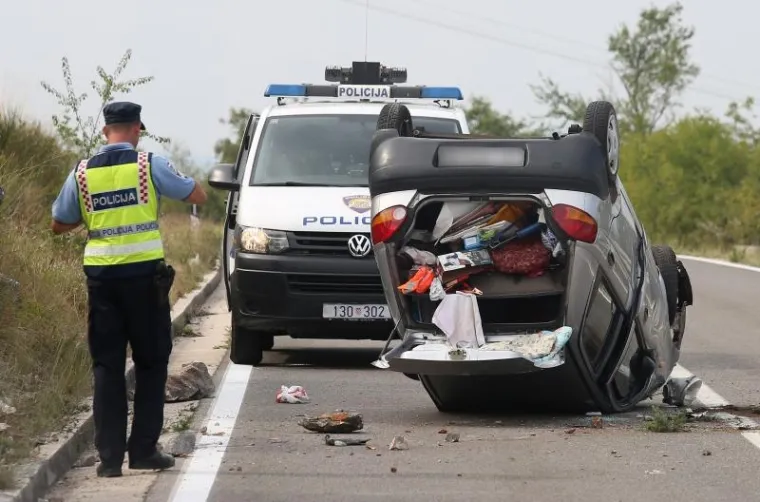 Na cesti koja vodi od Lugovića prema Tromilji osobni automobil se prevrnuo. Vozač je prebačen u OB u Šibenik, a očevid je u tijeku.