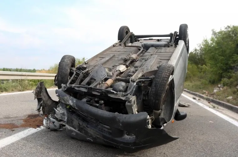 STRAVIČNA NESREĆA KOD SKRADINA: Auto zavr&scaron;io na krovu, vozač te&scaron;ko ozlijeđen