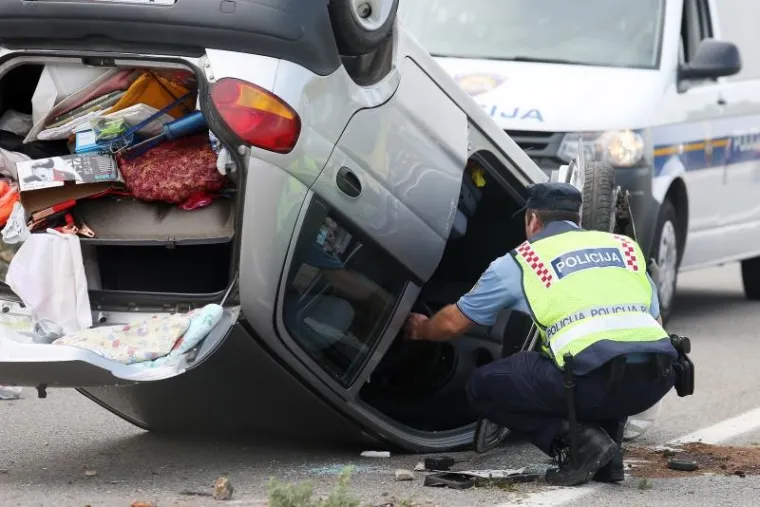 STRAVIČNA NESREĆA KOD SKRADINA: Auto zavr&scaron;io na krovu, vozač te&scaron;ko ozlijeđen