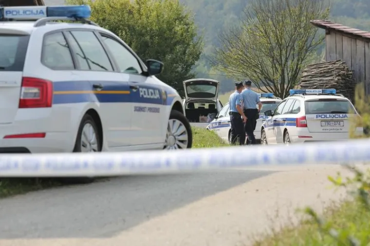 U obiteljskoj kući na Skender Brdu došlo je do ubojstva dvoje ljudi gdje je najvjerojatnije roditelje lovačkom puškom usmrtio njihov sin.