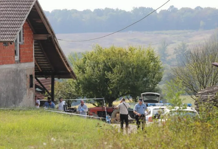 STRAVA KOD POKUPSKOG: Sin puškom ubio roditelje