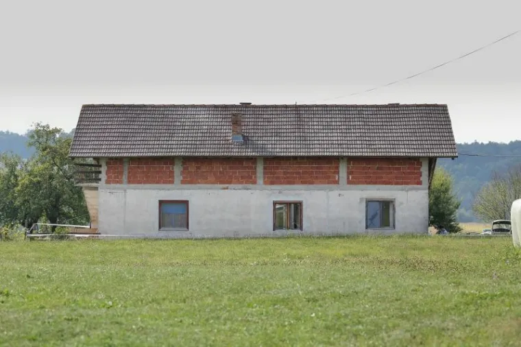 STRAVA KOD POKUPSKOG: Sin puškom ubio roditelje