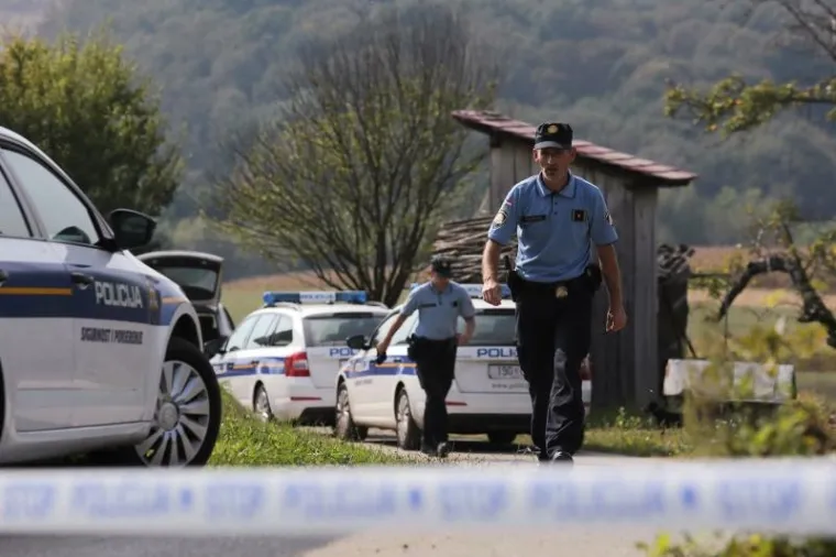 STRAVA KOD POKUPSKOG: Sin pu&scaron;kom ubio roditelje