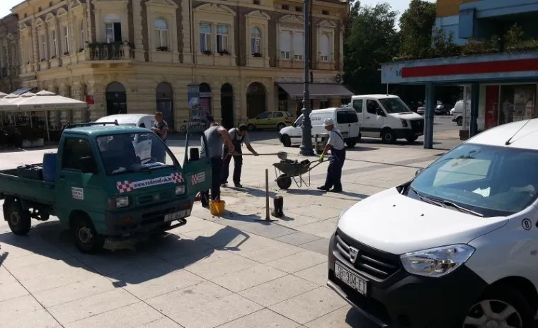 KAKVA INTERVENCIJA U SL. BRODU: Komunalci sa šest vozila došli zakrpati napuklu cijev