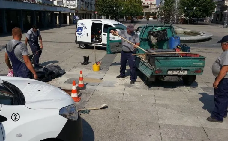 KAKVA INTERVENCIJA U SL. BRODU: Komunalci sa šest vozila došli zakrpati napuklu cijev