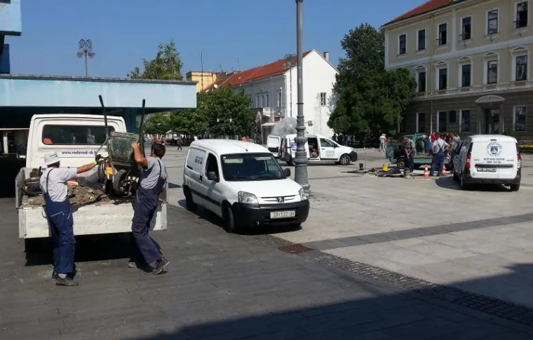 Tako se oko jednog šahta 'natiskalo' šest vozila i isto toliko radnika.