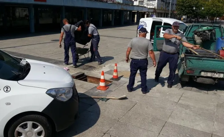 KAKVA INTERVENCIJA U SL. BRODU: Komunalci sa šest vozila došli zakrpati napuklu cijev