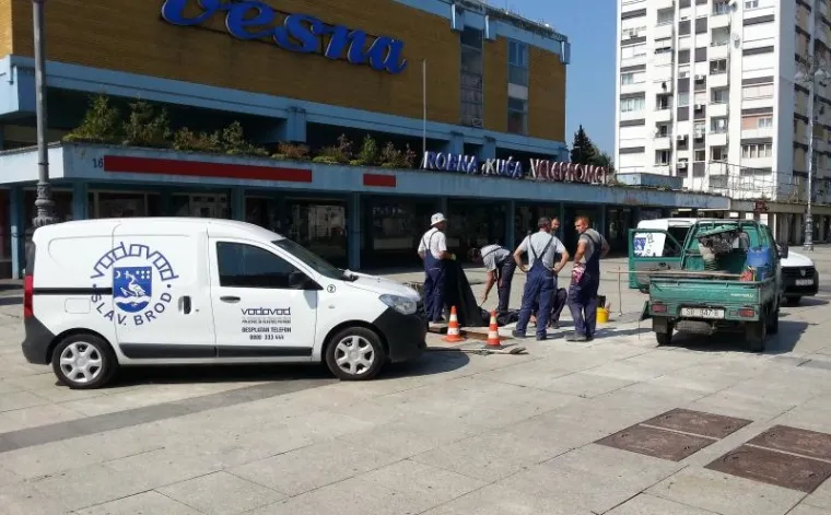 Nakon dojave o puknuću cijevi koja napaja vodom fontanu na korzu u Slavonskom Brodu, djelatnici tamošnjeg komunalnog poduzeća Vodovod brzo su stigli obaviti popravak.