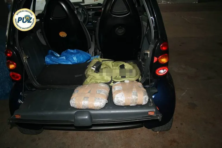 Tijekom kriminalističkog istraživanja zaplijenjeno je ukupno preko 47 kilograma marihuane, dvije digitalne vage za precizno mjerenje težine, korespondencija te od 480 kuna, 100 USD  i 1.860 eura za koje postoje osnove sumnje da potječu od kupoprodaje droge