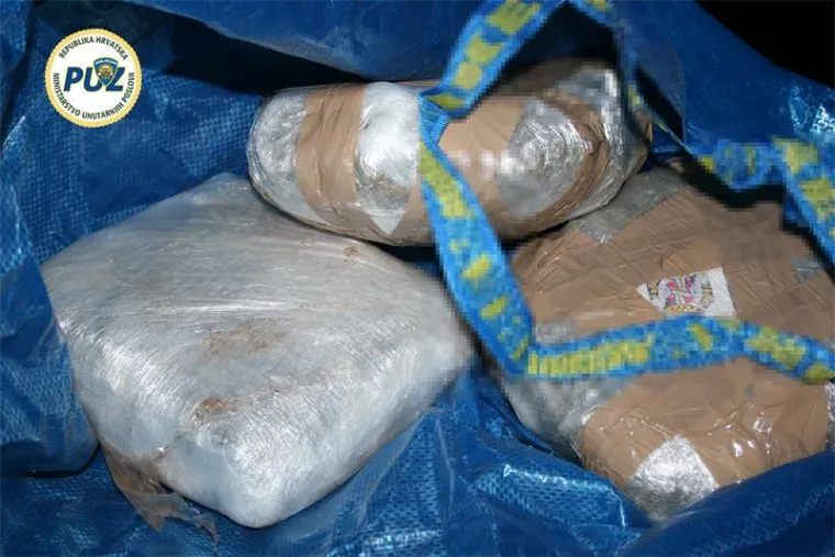 Naime, policijski službenici raspolagali su saznanjima da se 32-godi&scaron;njak bavi preprodajom marihuane i da je skriva u unajmljenoj garaži te su u srijedu, 14. rujna, nakon kupoprodaje između 32-godi&scaron;njaka i 31-godi&scaron;njaka obojicu uhitili