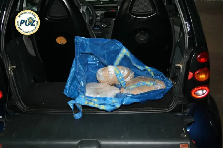 Temeljem naloga suca istrage obavljena je pretraga garaže koju je unajmio 32-godi&scaron;njak, a u kojoj je pronađeno 34 paketa s ukupno 41.475 grama marihuane te digitalna vaga