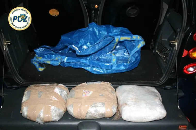 Pretragom osobnog automobila kojim se koristi 32-godi&scaron;njak pronađeno je 3.346 grama marihuane, a pretragom njegovog ruksaka pronađeno je 2.130 grama marihuane, dok je iz svoje kuće dragovoljno predao jo&scaron; 113 grama marihuane i digitalnu vagu