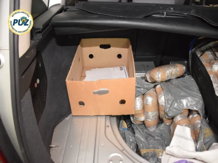 Kriminalističkim istraživanjem utvrđeno je da je 32-godi&scaron;njak na zasad neutvrđen način nabavljao veće količine marihuane, koju je potom skrivao i prepakiravao u unajmljenoj garaži i osobnim automobilima kojima se koristi, nakon čega je tako pripremljenu marihuanu u količinama od po nekoliko kilograma preprodavao između ostalog i 31-godi&scaron;njaku, koji je također dalje preprodavao marihuanu.