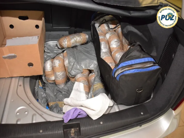 Protiv obojice osumnjičenih policijski službenici podnijeli su kaznenu prijavu nadležnom državnom odvjetni&scaron;tvu zbog osnova sumnje da su počinili kazneno djelo neovla&scaron;tene proizvodnje i prometa drogama, dok je protiv 32-godi&scaron;njaka podnijeta i kaznena prijava zbog kaznenog djela omogućavanja tro&scaron;enja droge te su privedeni pritvorskom nadzorniku