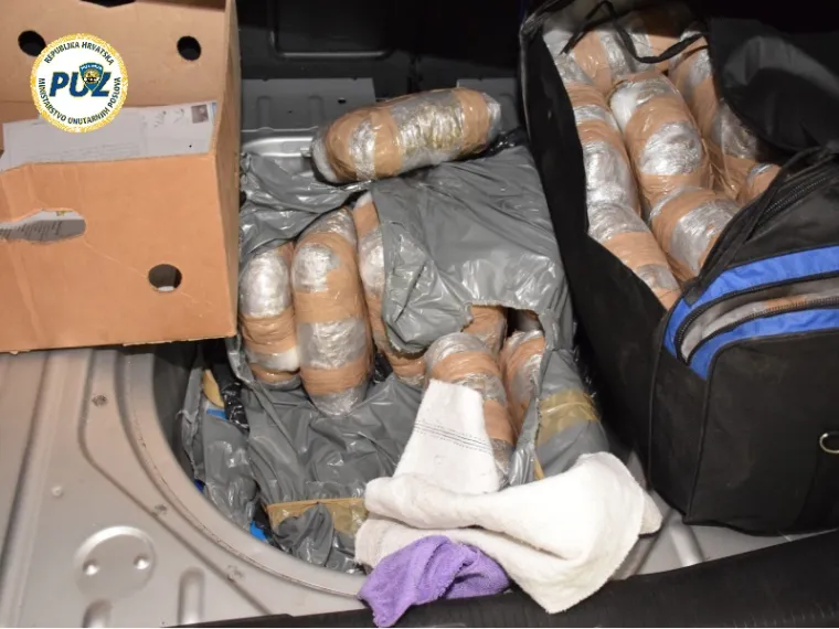 OGROMNA ZAPLJENA MARIHUANE: Dvojac pao s 47 kila trave