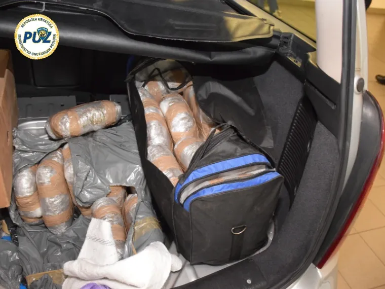 OGROMNA ZAPLJENA MARIHUANE: Dvojac pao s 47 kila trave