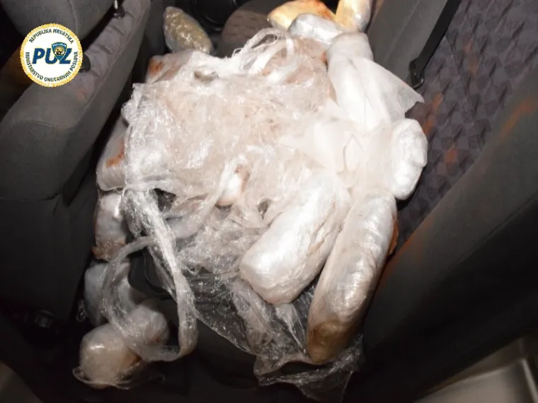 OGROMNA ZAPLJENA MARIHUANE: Dvojac pao s 47 kila trave