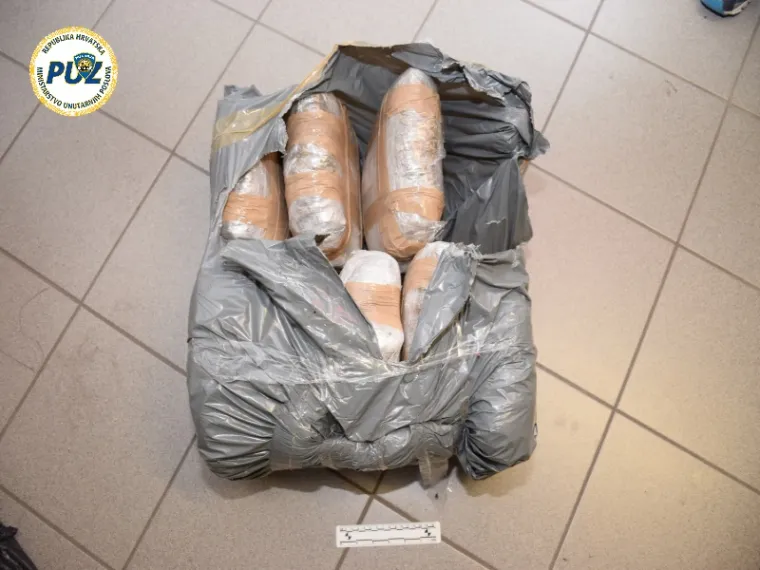 OGROMNA ZAPLJENA MARIHUANE: Dvojac pao s 47 kila trave