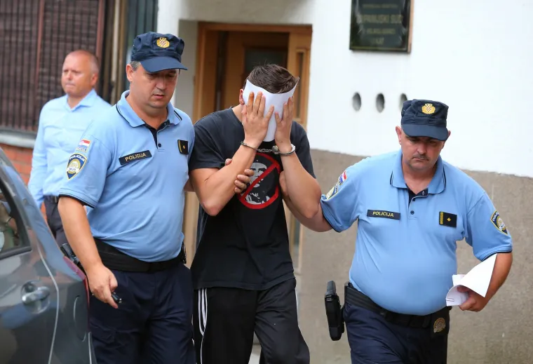 Policija odvodi ubojicu u istražni zatvor u Remetinec