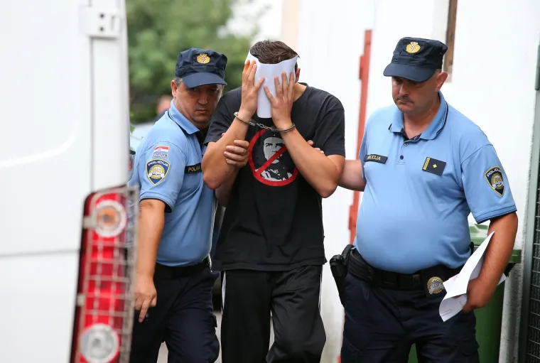 Policija odvodi ubojicu u istražni zatvor u Remetinec