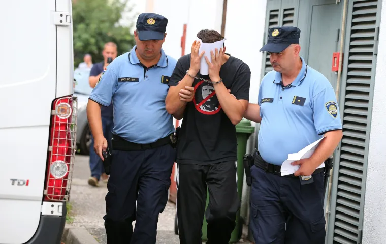 Policija odvodi ubojicu u istražni zatvor u Remetinec