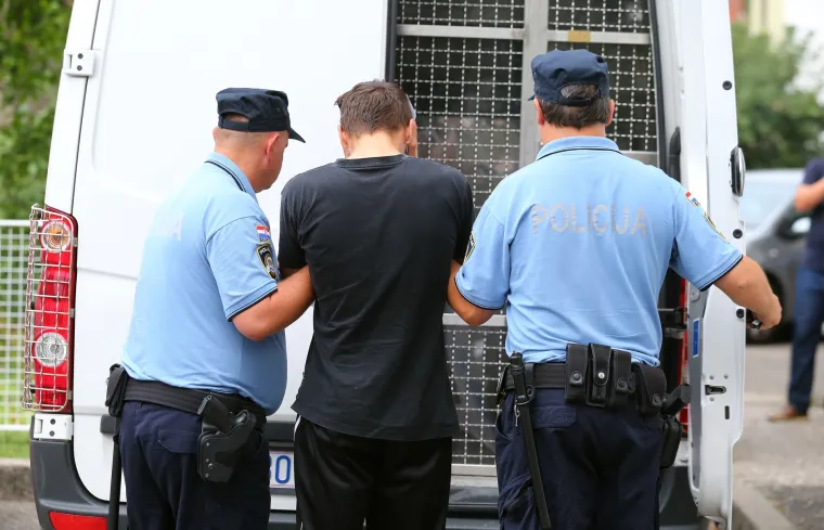 Policija odvodi ubojicu u istražni zatvor u Remetinec