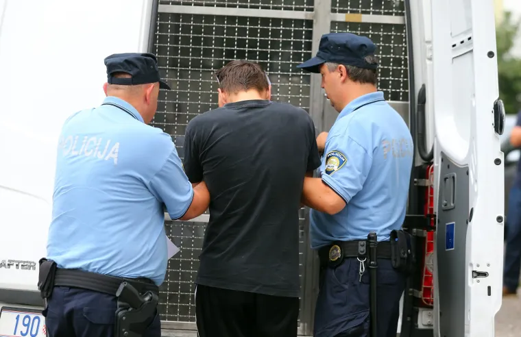 Policija odvodi ubojicu u istražni zatvor u Remetinec