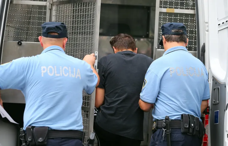 Policija odvodi ubojicu u istražni zatvor u Remetinec