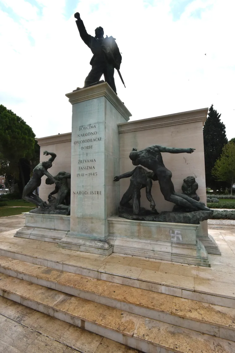 Sramota u Puli: vandali iscrtali svastiku na spomeniku žrtvama stradalima u Drugom svjetskom ratu