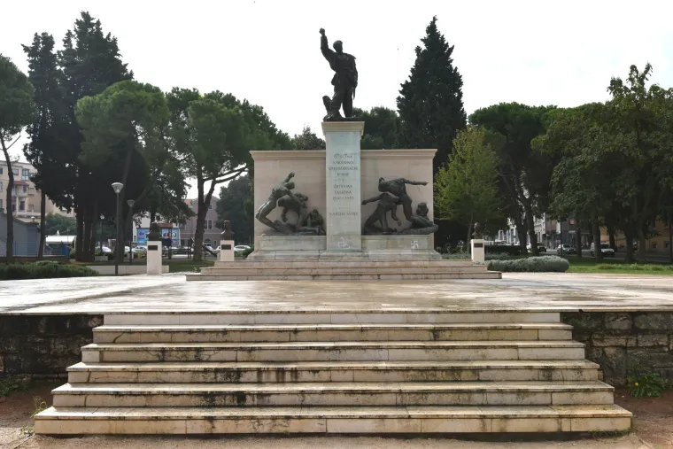 Sramota u Puli: vandali iscrtali svastiku na spomeniku žrtvama stradalima u Drugom svjetskom ratu