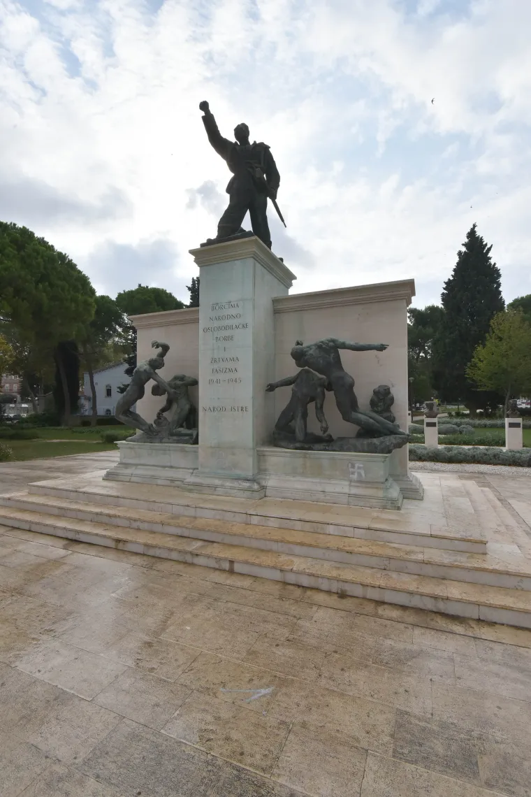 Sramota u Puli: vandali iscrtali svastiku na spomeniku žrtvama stradalima u Drugom svjetskom ratu