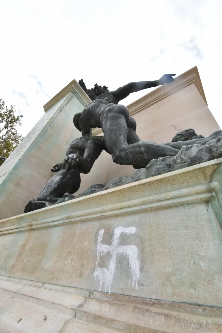 Sramota u Puli: vandali iscrtali svastiku na spomeniku žrtvama stradalima u Drugom svjetskom ratu