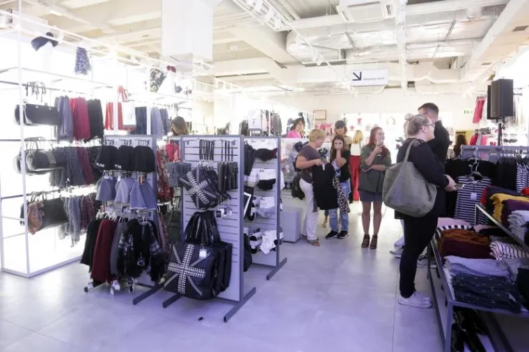 LJEPOTICE POZIRALE NA OTVARANJU TRGOVINE: Sve su zvijezde, ali jedna je posebno zasjala...