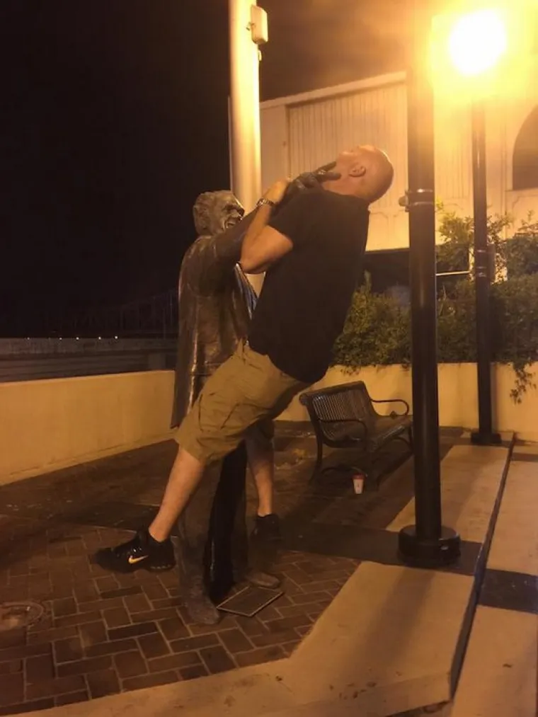 PERVERZNE IGRICE U JAVNOSTI: Dok god je kipova, bit će i onih koji će ih 'zlostavljati'