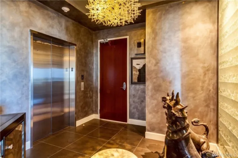 Isti penthouse, koji je poslužio kao inspiracija E.L. Jamesinom opisu Greyevog penthousea u knjizi, možete dobiti za 8.8 milijuna dolara. Ima tri spavaće sobe, tri kupaonice te prekrasan pod i strop, ali i prozore koji vam nude najbolji pogled na Seattle.