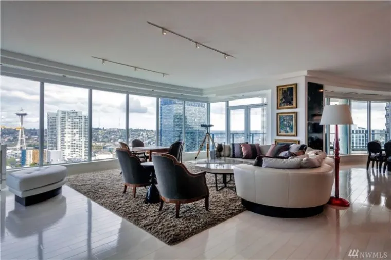 Isti penthouse, koji je poslužio kao inspiracija E.L. Jamesinom opisu Greyevog penthousea u knjizi, možete dobiti za 8.8 milijuna dolara. Ima tri spavaće sobe, tri kupaonice te prekrasan pod i strop, ali i prozore koji vam nude najbolji pogled na Seattle.