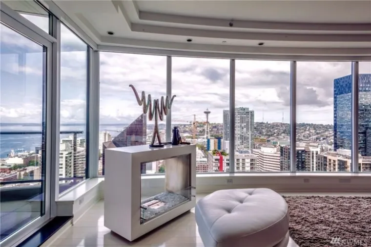 Isti penthouse, koji je poslužio kao inspiracija E.L. Jamesinom opisu Greyevog penthousea u knjizi, možete dobiti za 8.8 milijuna dolara. Ima tri spavaće sobe, tri kupaonice te prekrasan pod i strop, ali i prozore koji vam nude najbolji pogled na Seattle.