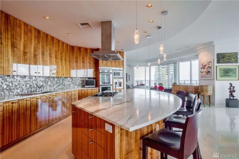 Isti penthouse, koji je poslužio kao inspiracija E.L. Jamesinom opisu Greyevog penthousea u knjizi, možete dobiti za 8.8 milijuna dolara. Ima tri spavaće sobe, tri kupaonice te prekrasan pod i strop, ali i prozore koji vam nude najbolji pogled na Seattle.